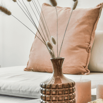 Décoration intérieure naturelle et minimaliste avec des matériaux bruts